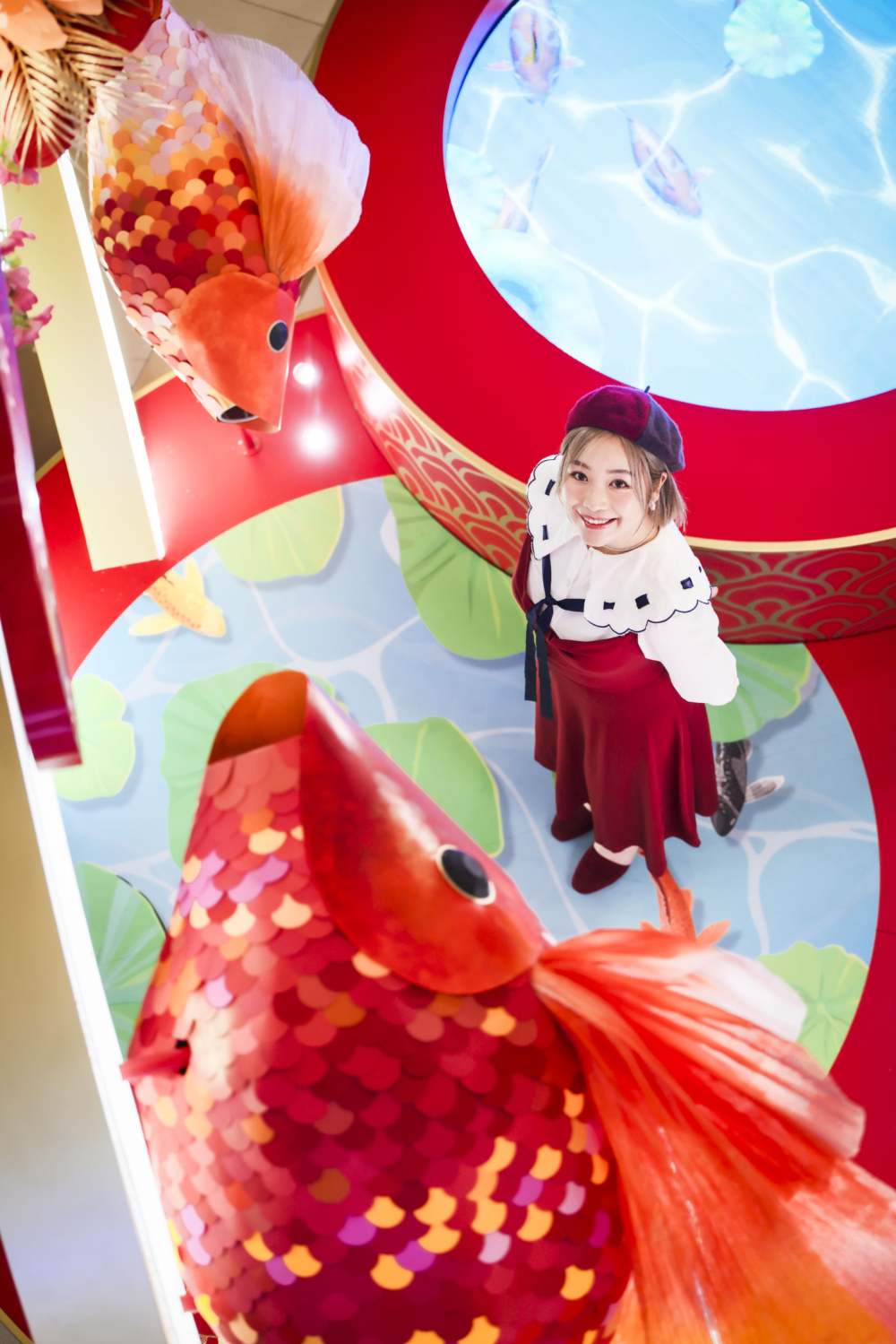 兩條栩栩如生的巨型紙品錦鯉,寓意鯉魚躍動,為新春佳節增添濃厚的喜慶氣氛