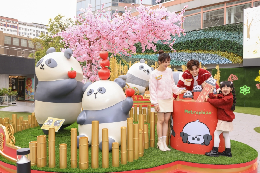 「盈盈」及「樂樂」陪伴大家轉轉吉祥竹筒,還有「安安」