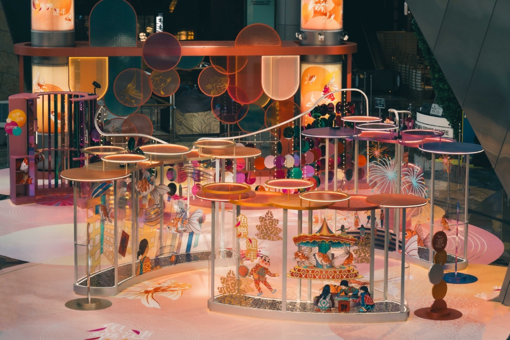 帶來全港首個金魚藝術體驗館。活動主題以金魚為靈感,透過「金魚奇幻三部曲」多層立體壁畫及互動「游魚遊戲」