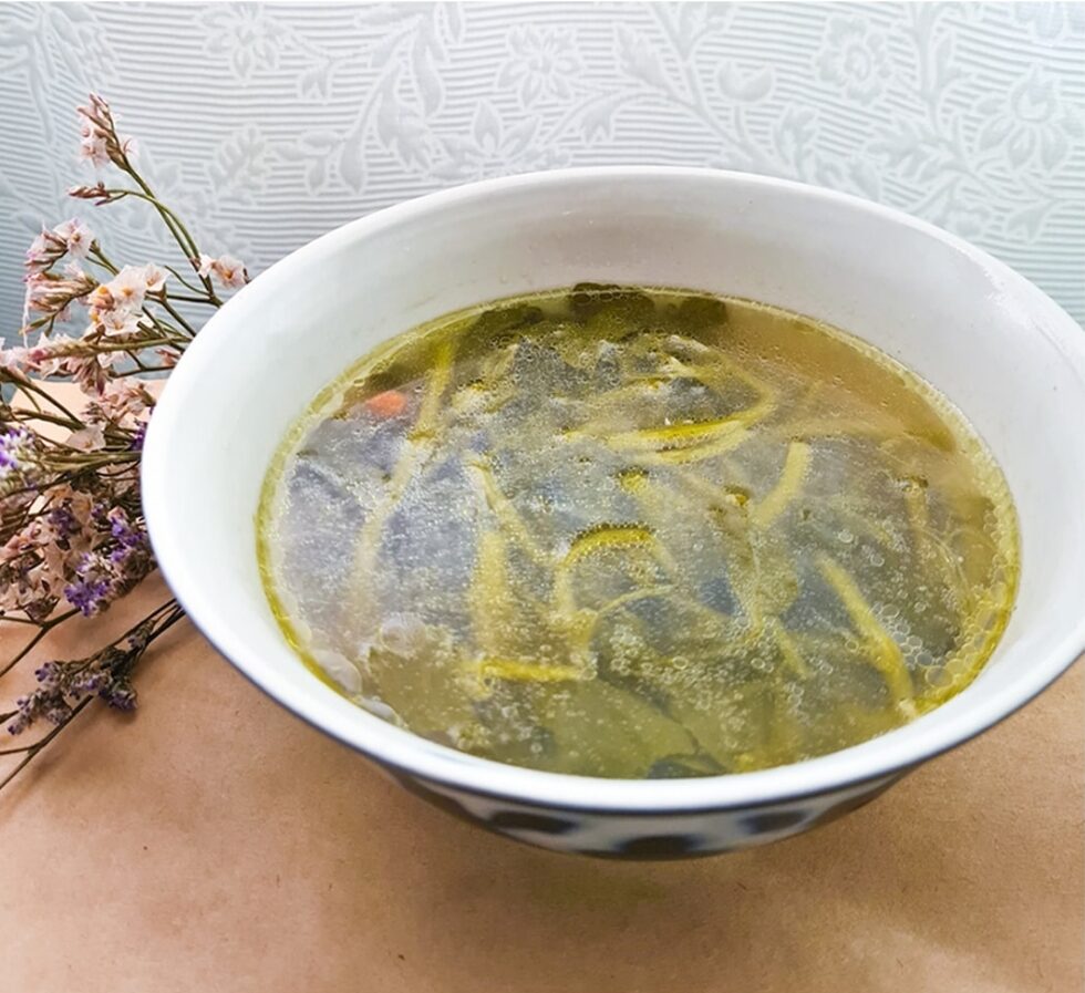 西洋菜羅漢果湯是一道廣東傳統的老火湯,以清熱潤肺、止咳化痰著稱,湯汁甘甜清爽,特別適合在春季乾燥或容易上火時飲用。
