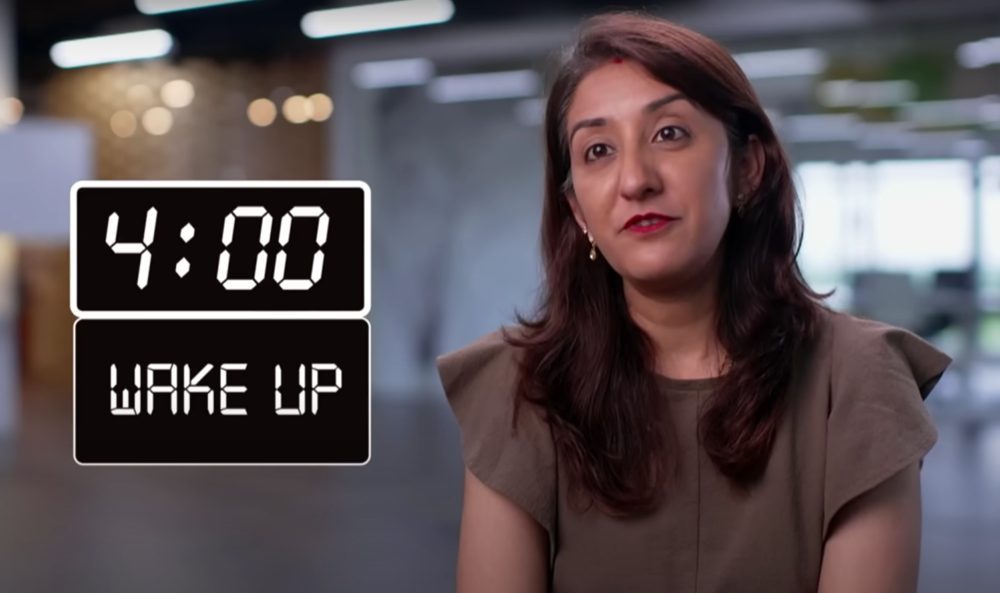 每天凌晨4點起床，5點準時出門開車到機場，趕上5時55分的航班