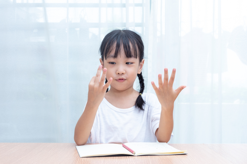 因為家族中的孩子從嬰兒時期開始便接觸識字卡、數字遊戲,在玩樂中學習