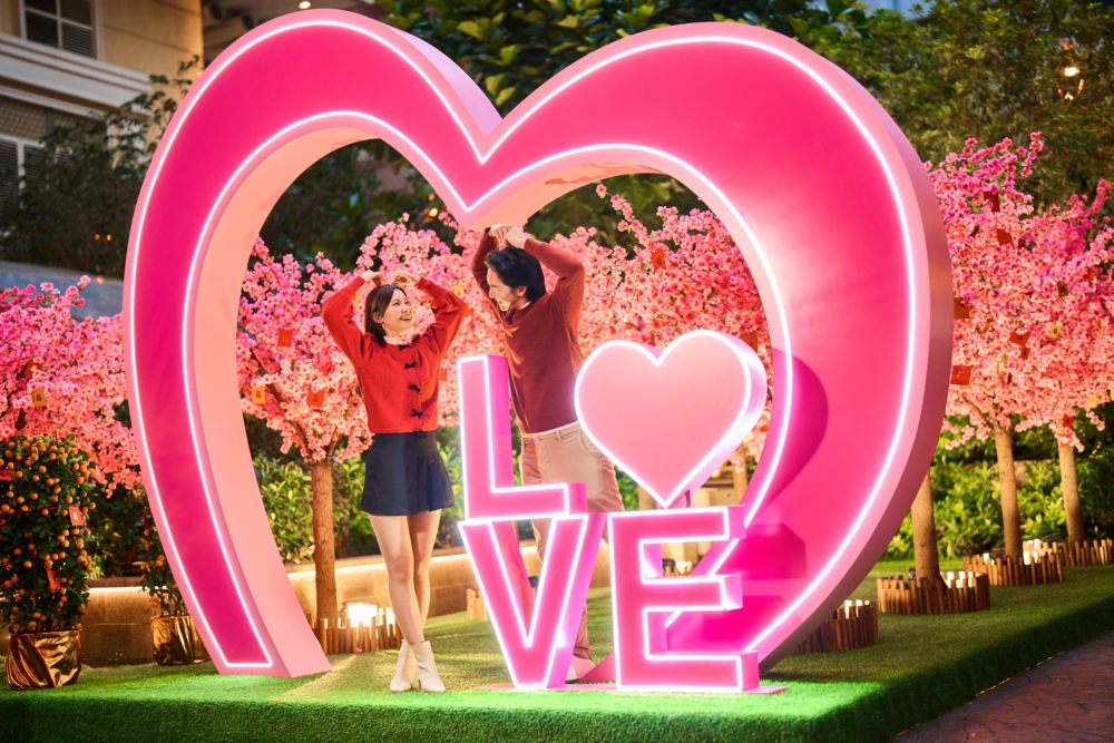巨型心形拱門充滿甜蜜浪漫氛圍！
