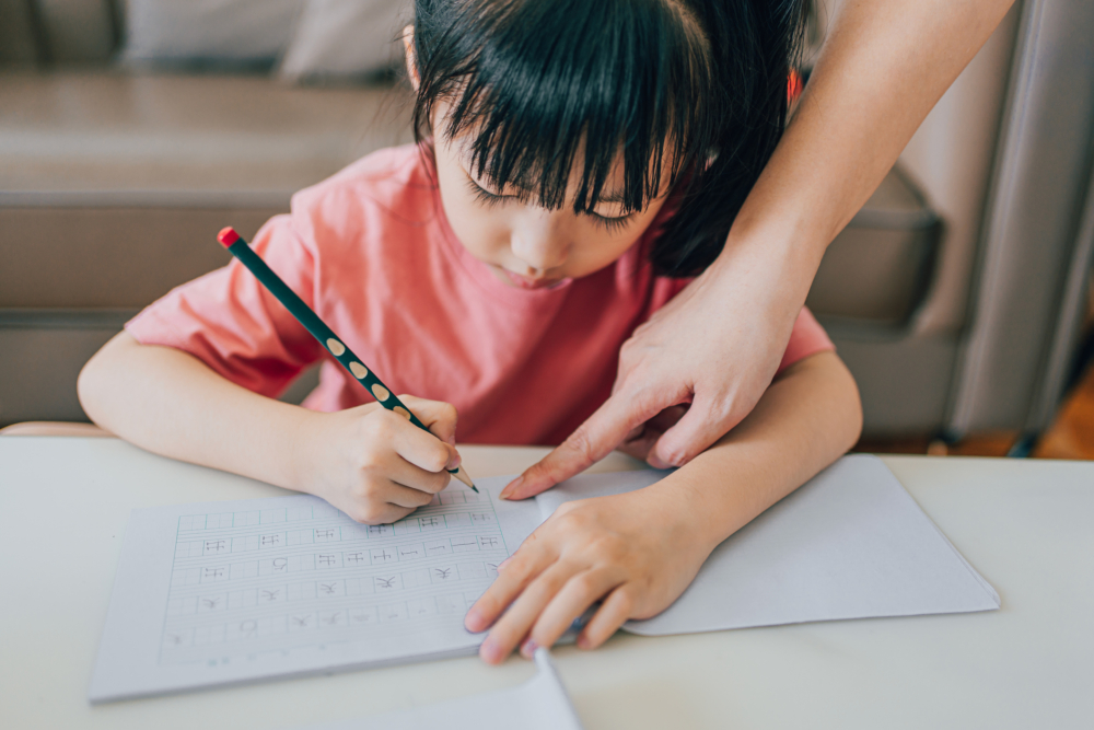 孩子遇到困難時，家長應給予指導，但不要直接給答案