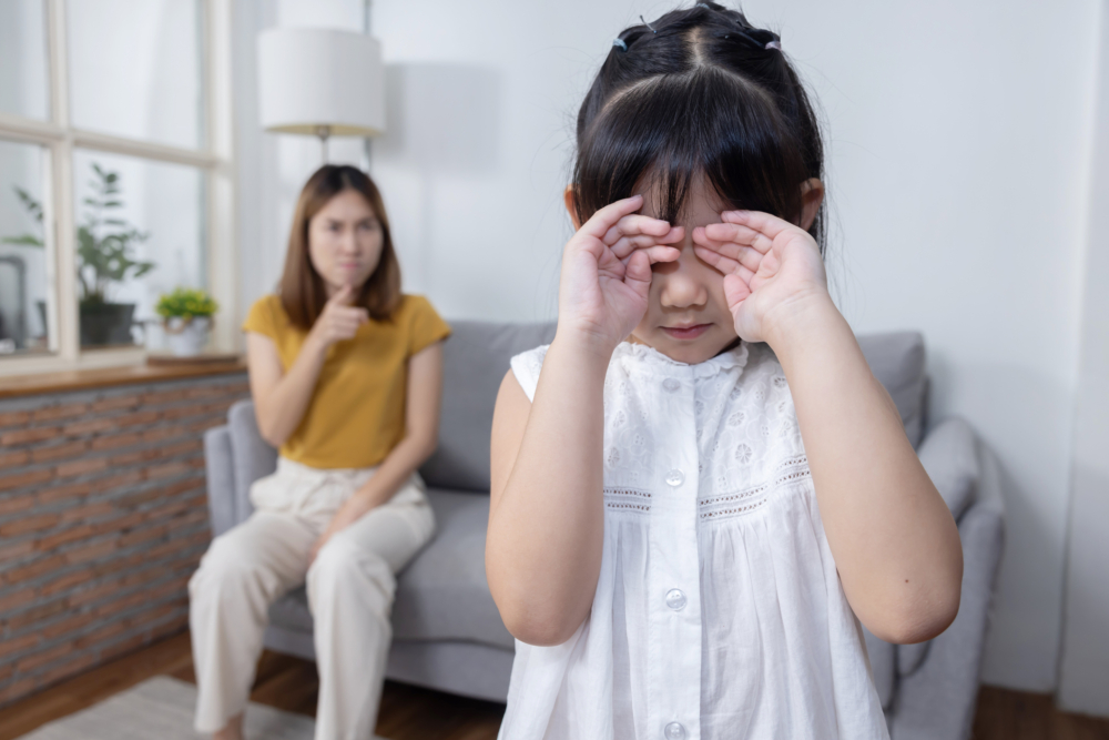 沒有童年照片，小時候多次向媽媽討抱抱，但每次都被無情地推開