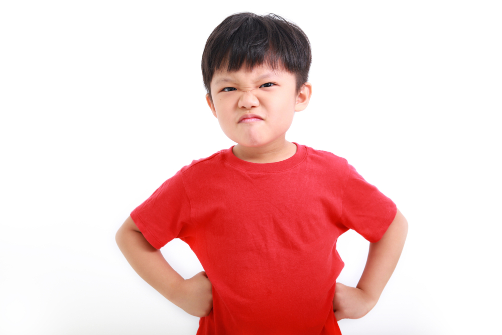 小霸王不止一次被樓主看到躲在他媽媽背後偷笑,朝大家吐舌頭扮鬼臉,讓樓主相當氣憤及無奈