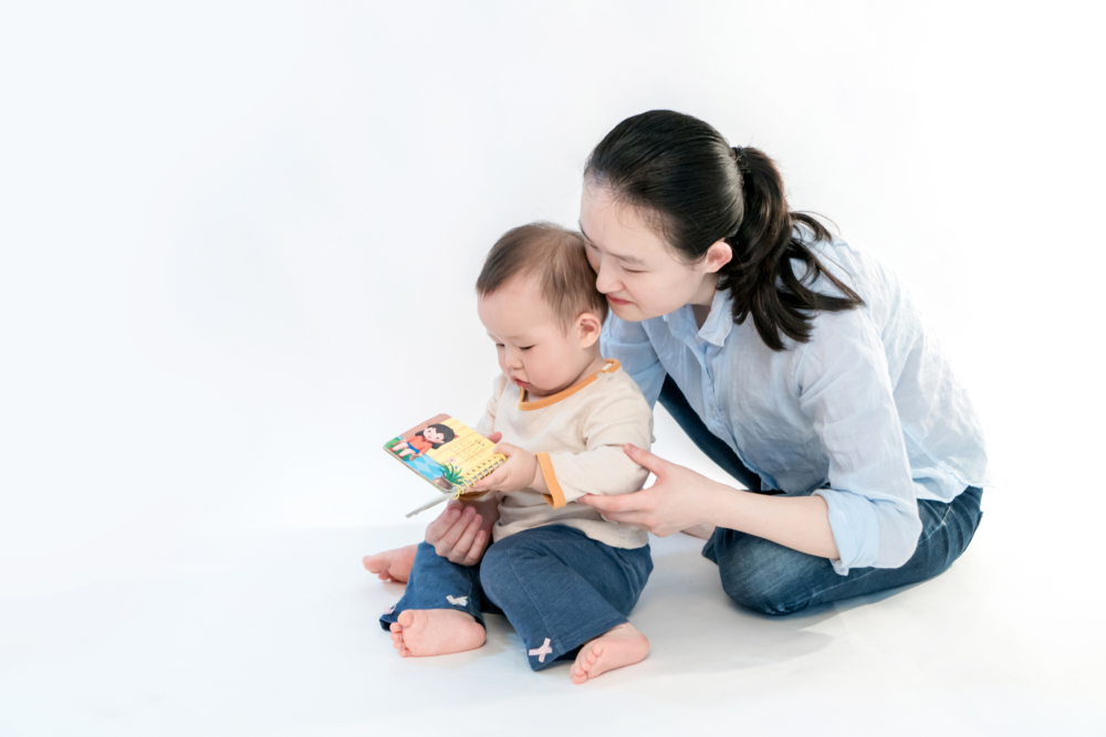 事主的孩子自出生起就每天閱讀黑白書,六個月開始學習圖卡與字卡,九個月開始練習算數