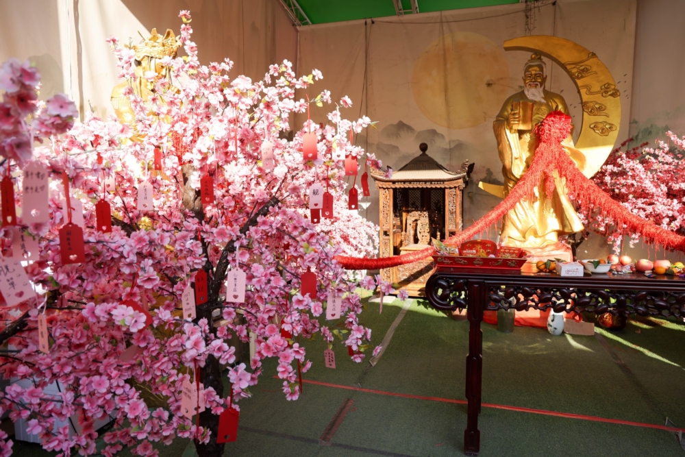 拜月老綁紅繩祈求好姻緣！