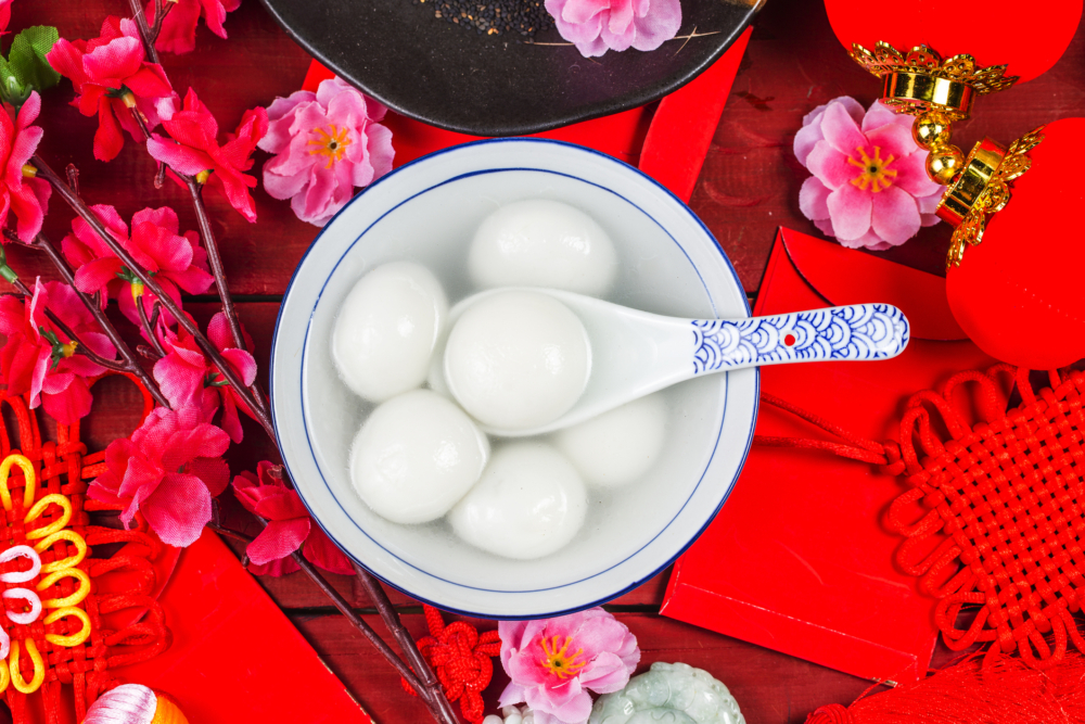 元宵節是中國傳統的重要節日,而湯圓則是這天餐桌上不可或缺的美食。