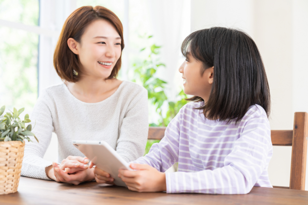 讓孩子透過不同方式學習，例如畫重點、製作小卡片，或試著向家人講解所學內容