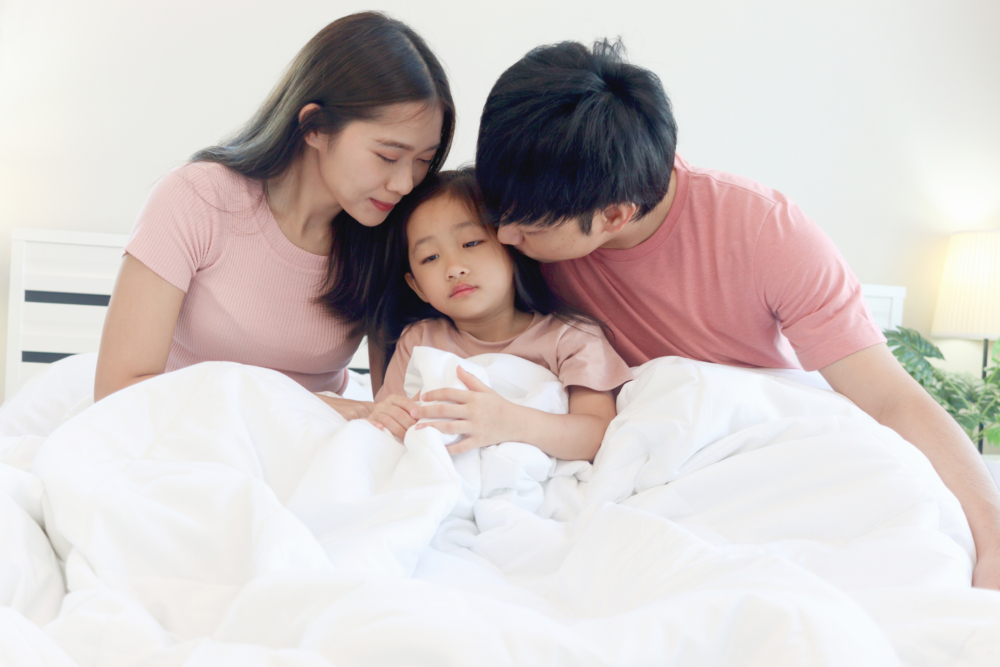 6歲女兒就走到媽媽床邊,眼睛裏深深裏滿是委屈和難過,好像隨時都會哭出來