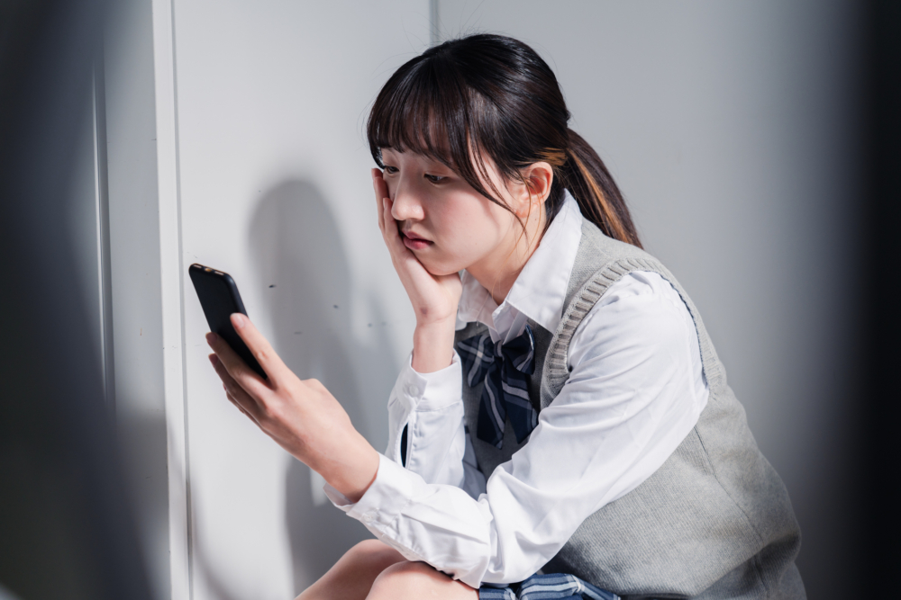 研究團隊分析後發現,早期接觸社群媒體是最主要的影響因素