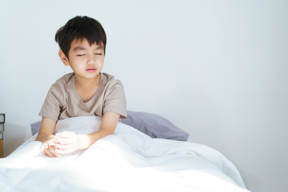 他換好衣服後,經常會坐在床上看書,直到被提醒才願意去刷牙、穿襪子、下樓吃早餐