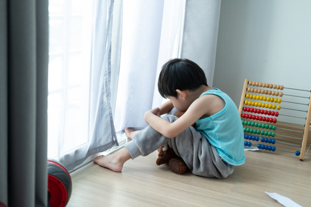 為了讓孩子能慢慢適應與人相處，這對父母從孩子還小時就開始設法創造機會