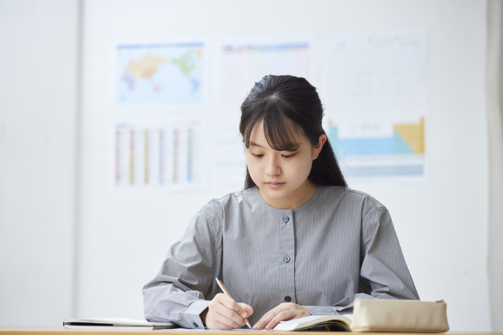 爸爸擔心孩子會錯過重要作業，甚至可能錯過小學畢業典禮