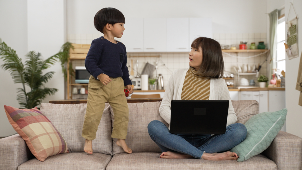 小兒子在家不停亂跑，媽媽威脅要把他們綁起來