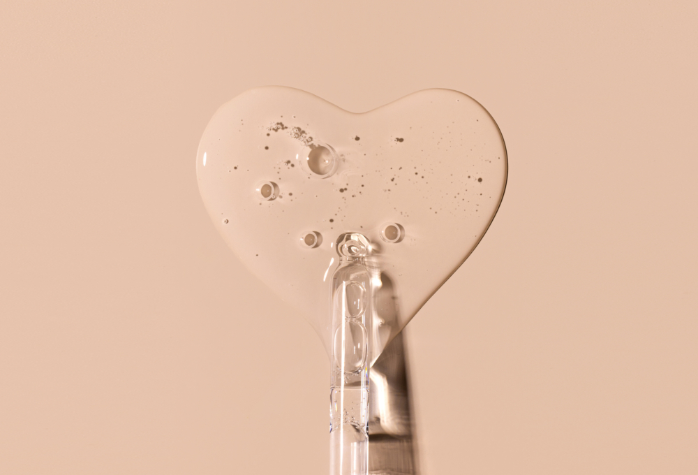 「透明質酸」俗稱「玻尿酸」，是體內天然存在的保濕成分，「透明質酸鈉」則是升級型態，穩定性更好、滲透性更強，更易於吸收。