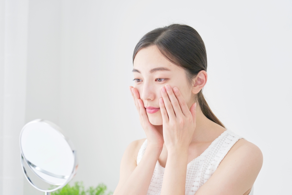 正確護膚順序應為：潔面 → 化妝水 → 維他命C精華 → 保濕乳霜 → 防曬（早上）。