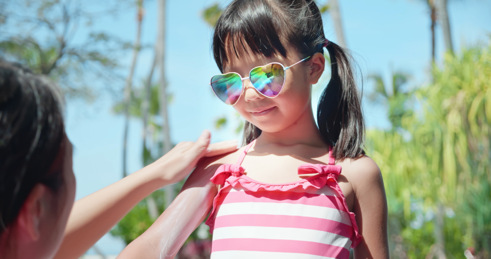 不論晴天陰天,只要在戶外活動時,都應為孩子做好全面的防曬準備。