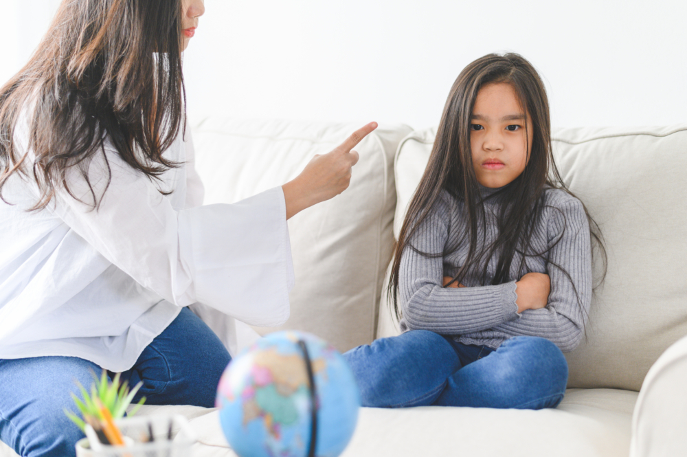 父母認為「罵幾句孩子就會乖」,甚至覺得相比打人,言語管教顯得相對溫和