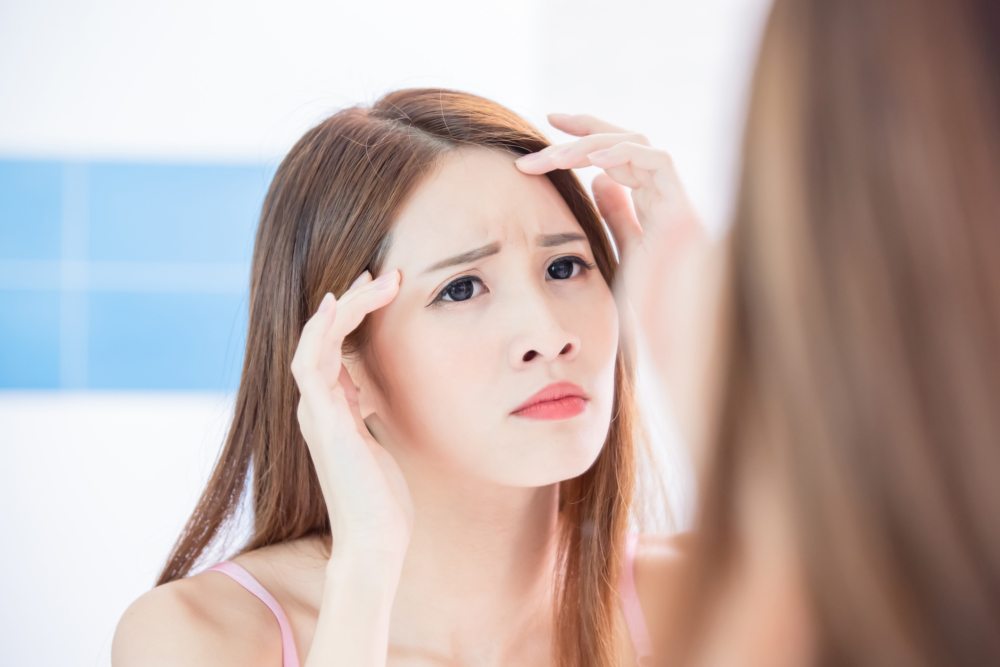 年齡增長、皮膚乾燥、紫外線傷害和不良生活習慣等，都是讓額頭皺紋形成的原因。