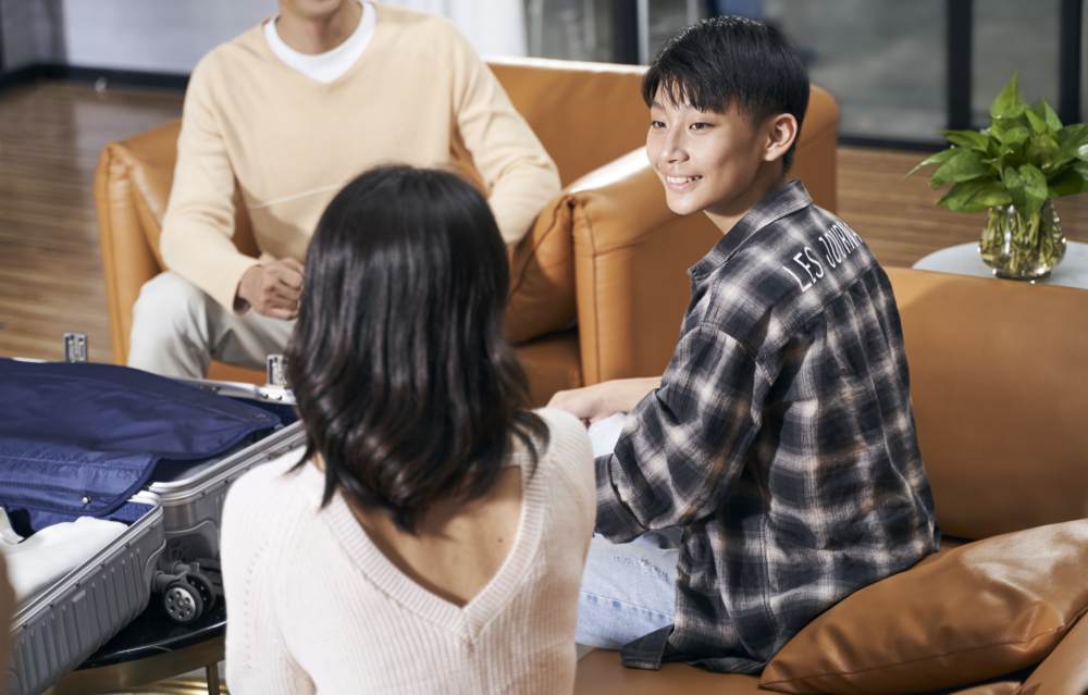 家長可以與他們討論真實事件,例如校園不公、歧視或社群暴力,並引導孩子思考「如果是我,我會怎麼做」
