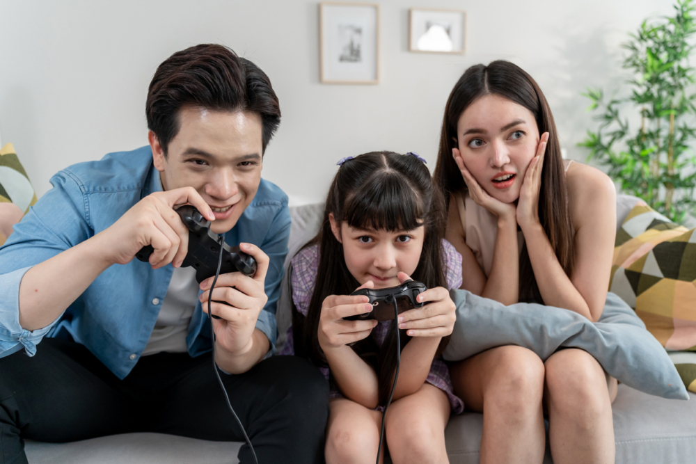 每當父親大喊「開戰啦！」，全家就會組隊上線開打，這樣的家庭活動讓事主覺得既有趣又溫馨