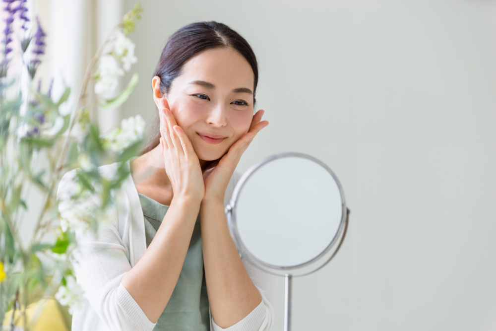 挑選護膚品時，可選標示透明質酸濃度或小分子成分的產品，為肌膚補水保濕！