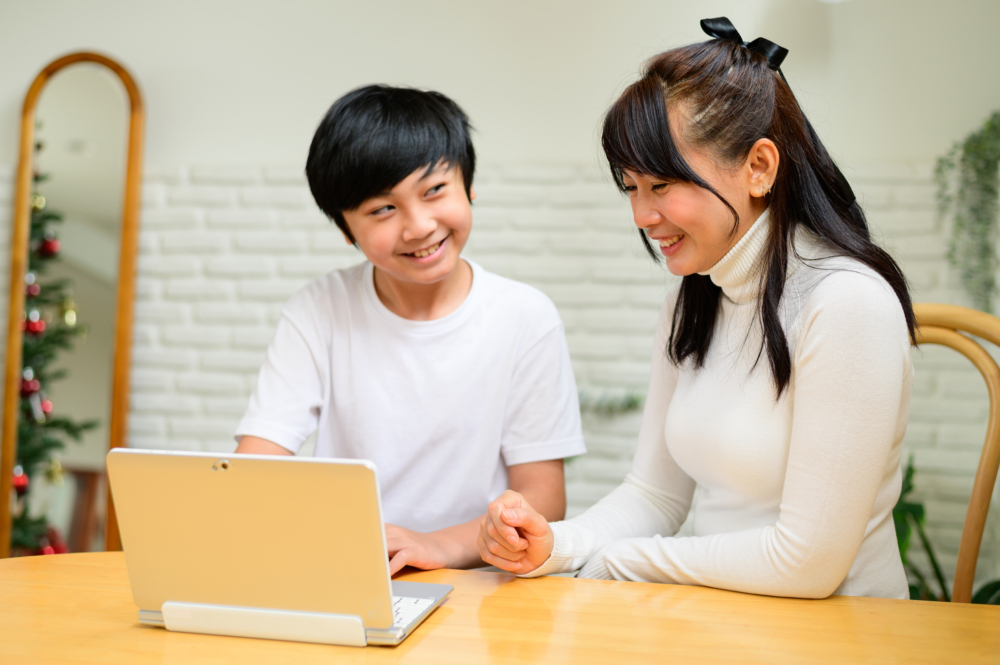 單親媽獨自撫養著一個14歲的兒子，並且還努力給孩子一個健康快樂的童年