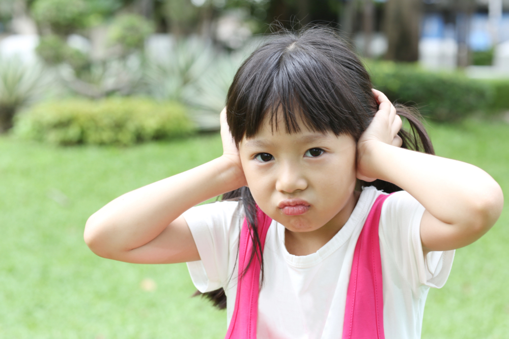 孩子回應敷衍、眼神中帶點不耐煩,然後就想逃回自己的房間