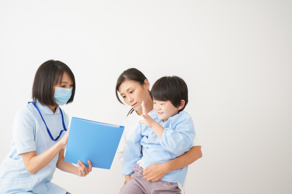 醫生建議他們尋求早期介入的幫助，並為寶寶安排語言治療和行為問題的評估