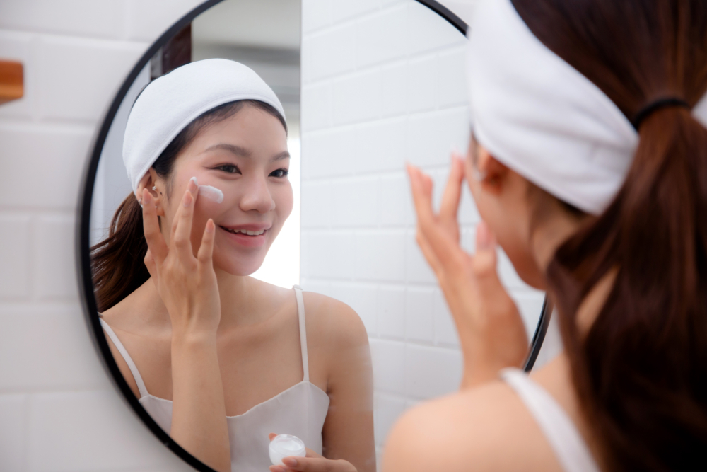 一般建議早上和晚上都使用面霜,因為肌膚在白天和夜晚有著不同的需求,早晚使用面霜可以分別滿足這些需求,達到更全面的護理效果。