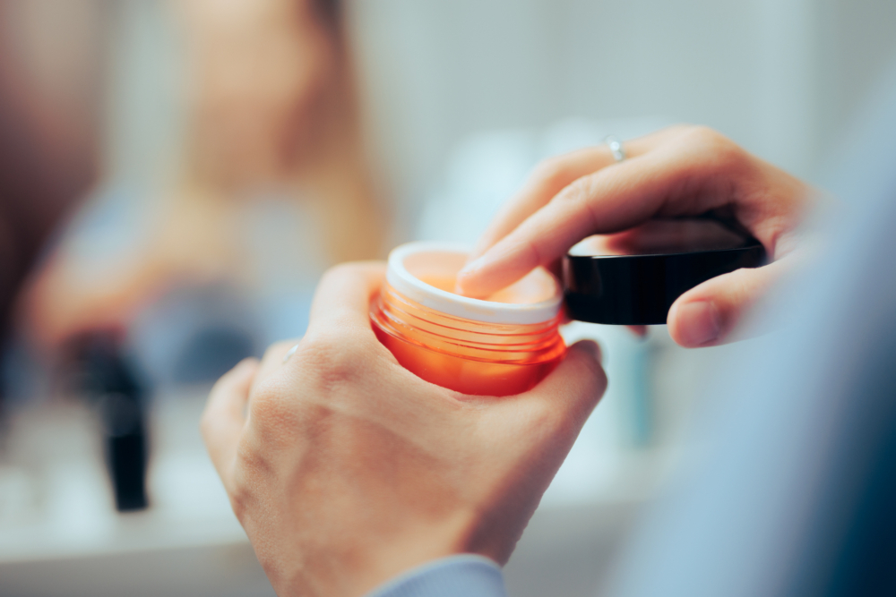 用量過多或過少都會影響效果。你可以根據自己臉的大小、面霜的質地以及皮膚的吸收情況來調整。