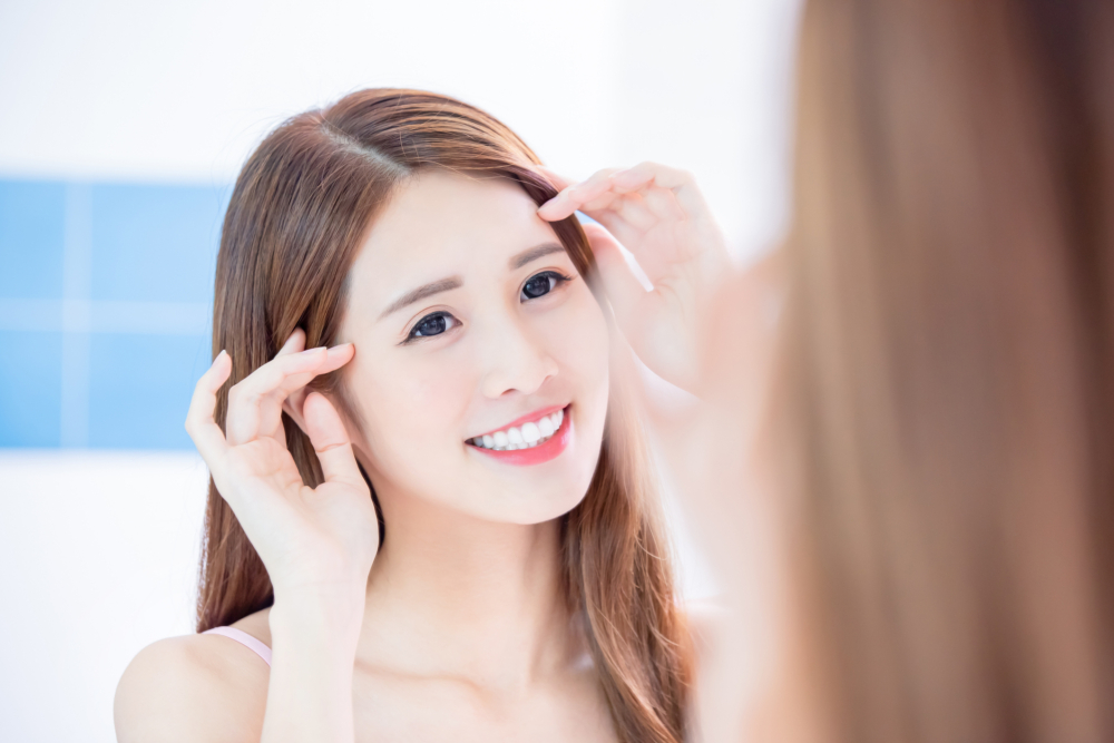 養成良好的護膚保養和生活習慣，可以延緩抬頭紋的出現。