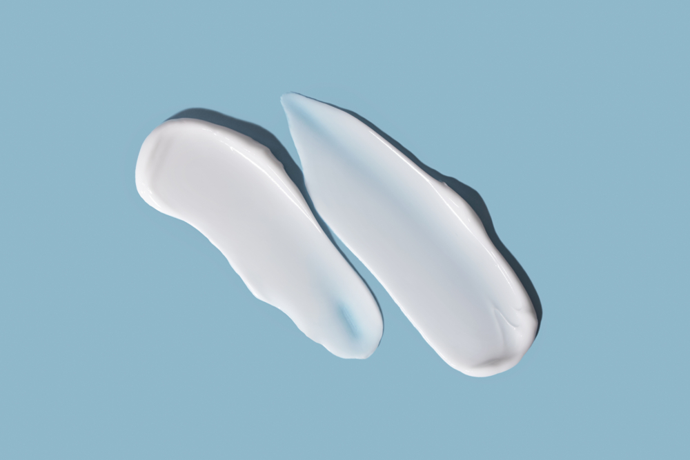 乳液介於清爽化妝水和厚重面霜之間，完美平衡水與油脂，快速補水又不黏膩。