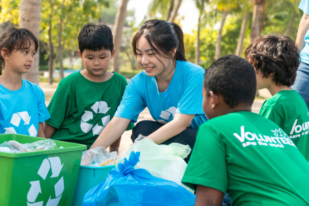 家長可以帶孩子參加志願者工作，認識不同背景的人，理解社會多元面向