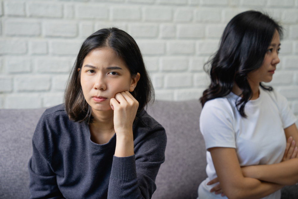 女童母親聽到動靜後,立刻從廁所隔間出來質問:「誰踢我女兒?」,並指責大家「都在欺負小孩子」