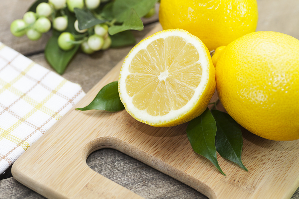 檸檬是公認的美白聖品,富含維他命C,能有效抑制黑色素生成,淡化色斑、痘印和雀斑。