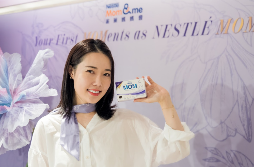 Sue在進行產前檢查時,婦產科醫生向她推薦服用 Nestlé MOM™鎖養膠囊。