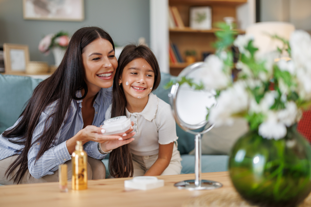 紫外線是導致膚色變黑和色斑的主因，防曬是美白的第一道防線。每天使用SPF50+、PA++++的廣譜防曬霜，能有效阻擋UVA（老化）和UVB（曬傷）。