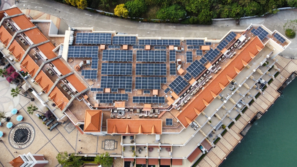 香港興業國際在愉景灣多棟物業、戶外場地架設逾770塊太陽能板,並連接到電網