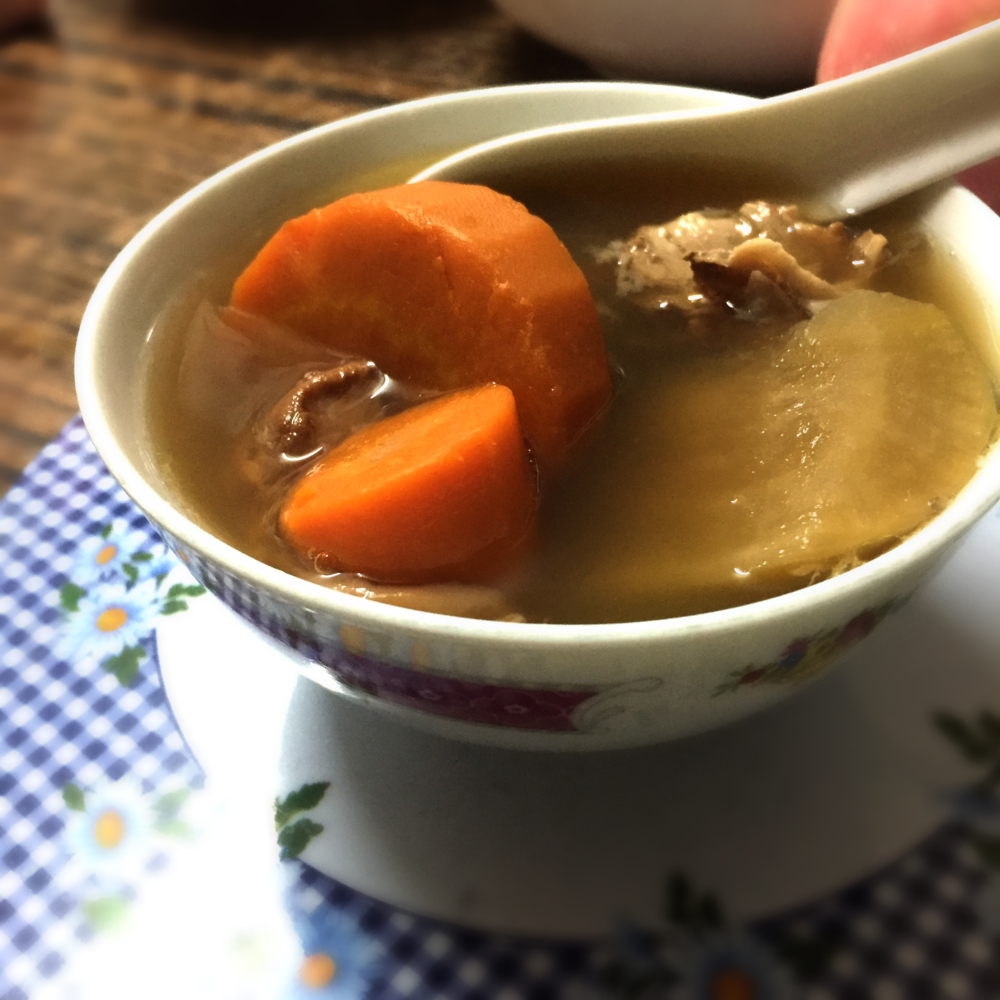 青紅蘿蔔鱷魚肉湯有紓緩咳嗽、養顏、改善氣管敏感功效