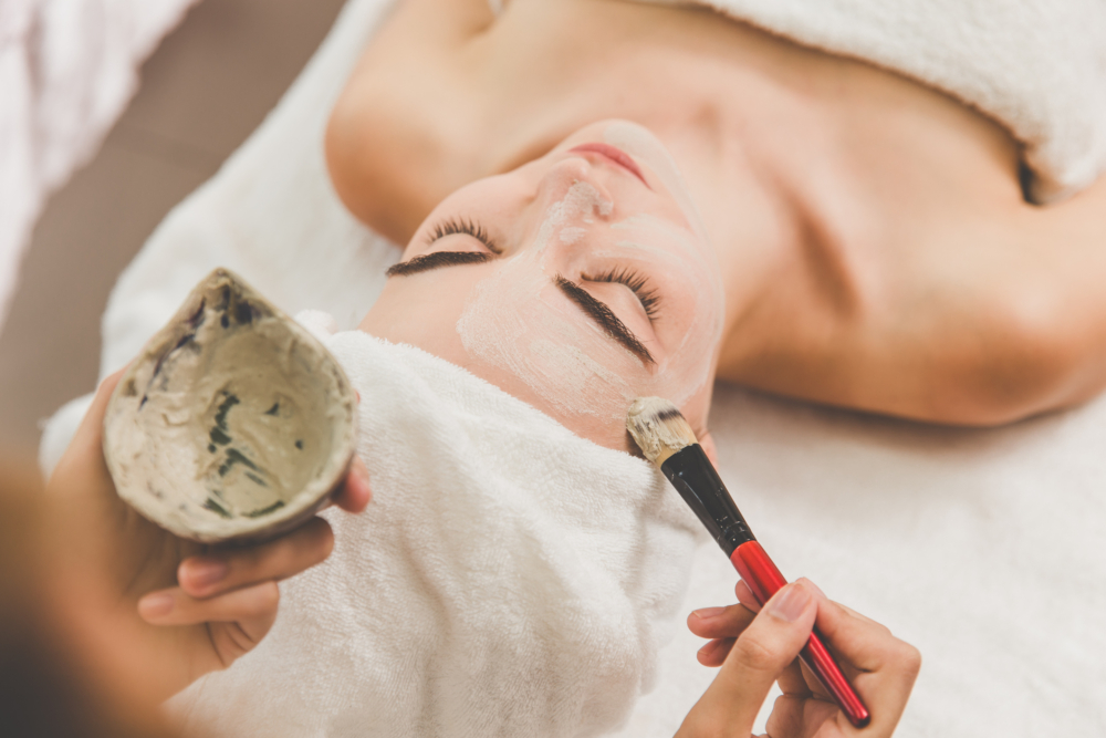 去角質後一定要立即進行保濕，可選含有修護成分的保濕產品，否則肌膚會變得乾燥、緊繃，甚至可能出現脫皮、敏感等反彈現象。