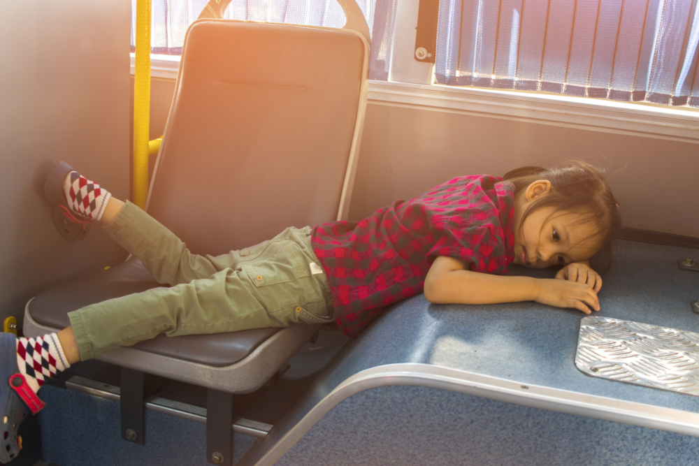 當孩子為了引起父母的注意而做出滋擾行為時，父母可以運用「故意忽視」的方法