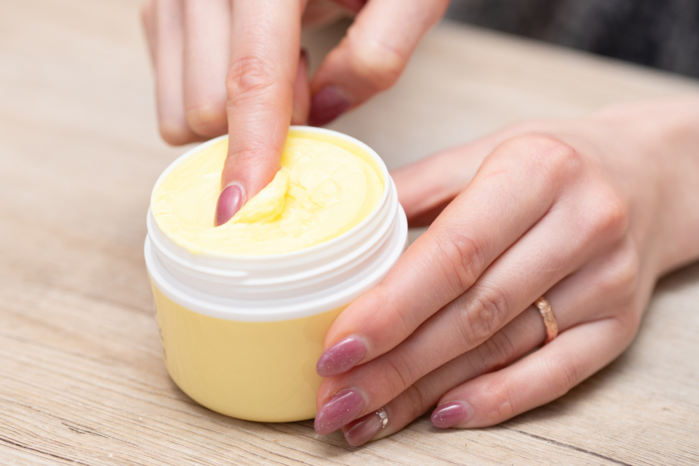 去斑膏和去斑食物很難直接比較哪個「比較好」,最聰明、最有效的方法是結合兩者,內外兼修,一邊透過均衡飲食由內而外滋養和強化皮膚,一邊使用適合自己的外用去斑產品針對性地淡化斑點,才能達到更全面、更持久的去斑和養膚效果,真正食出、擦出健康亮白肌!