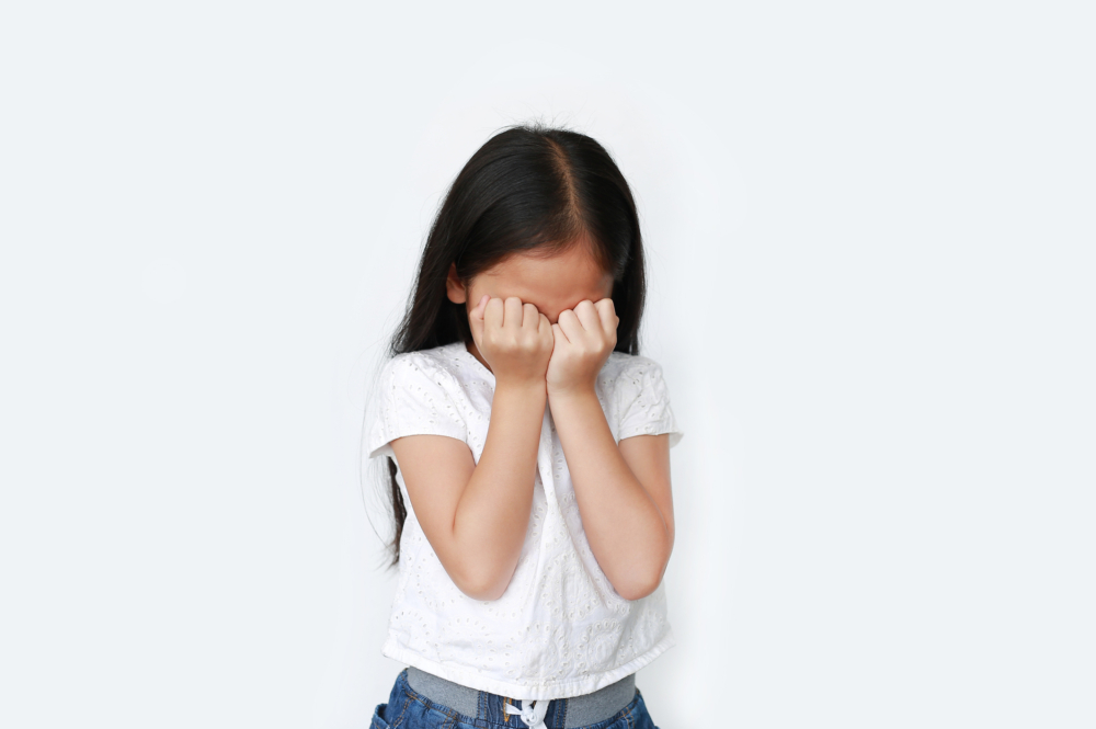 裡面如廁的陌生女子被突如其來的視線嚇到,反射性踢腳防衛,結果不慎踢傷女童眼睛
