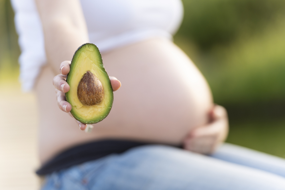 牛油果含有大量膳食纖維，還有對胎兒大腦和神經發育極為重要的不飽和脂肪酸
