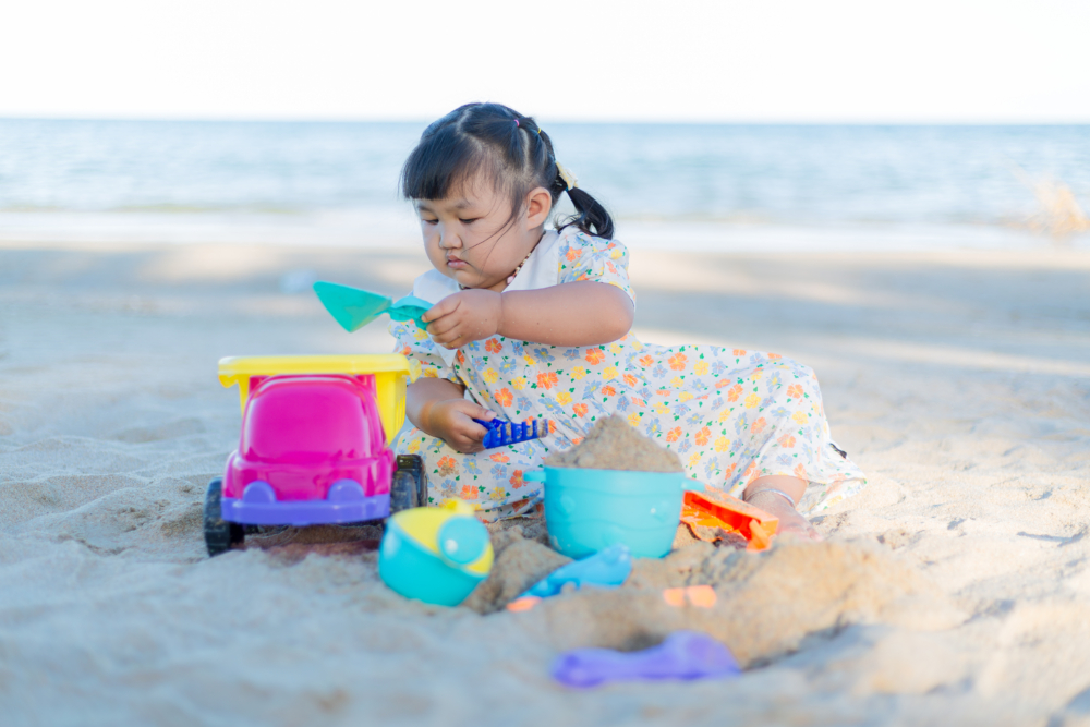 偶爾帶孩子到戶外玩沙玩水，其他時間則帶她去公園放電，避免在家「搞破壞」