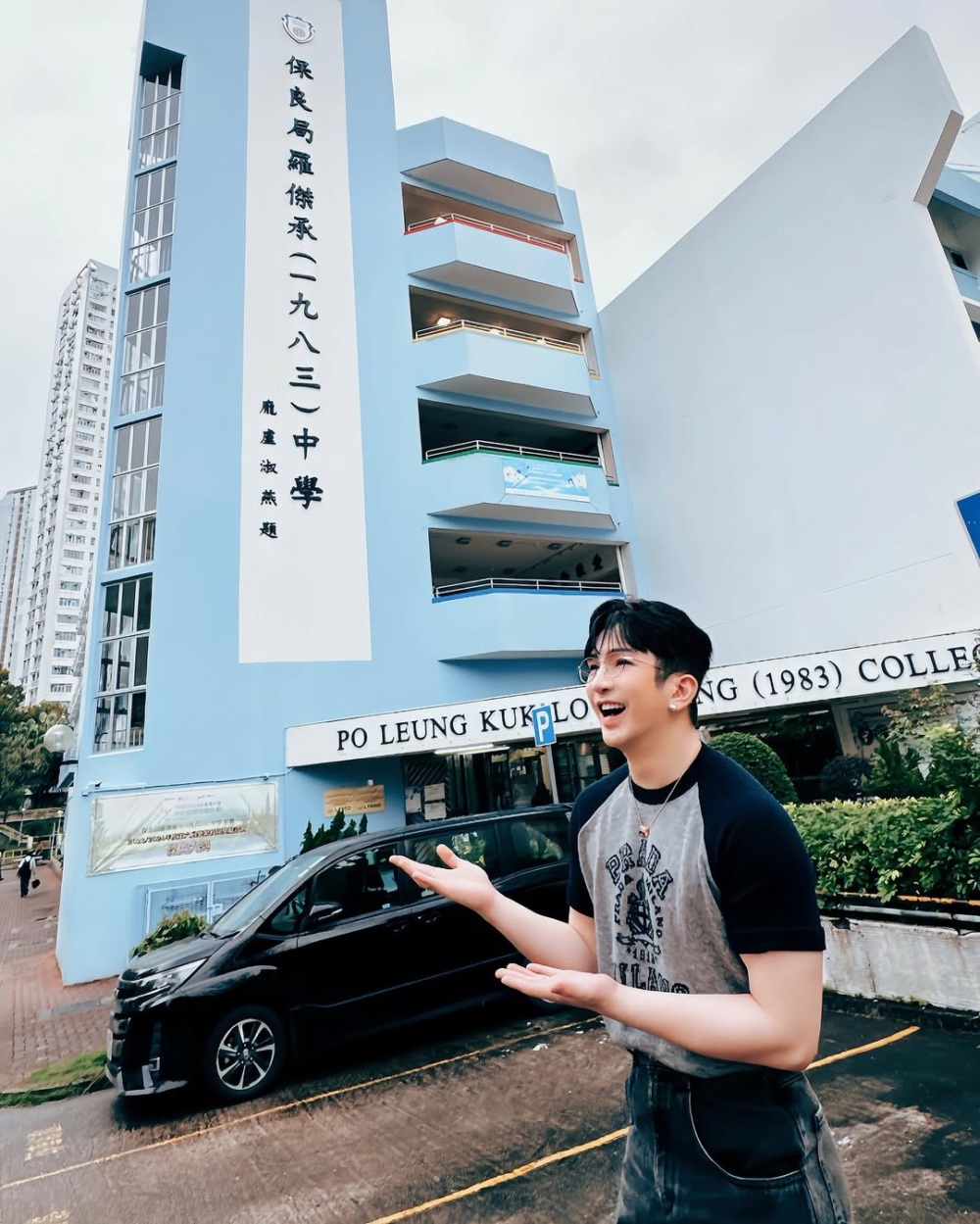 盧瀚霆在中學門外影相留念，突然感觸良多