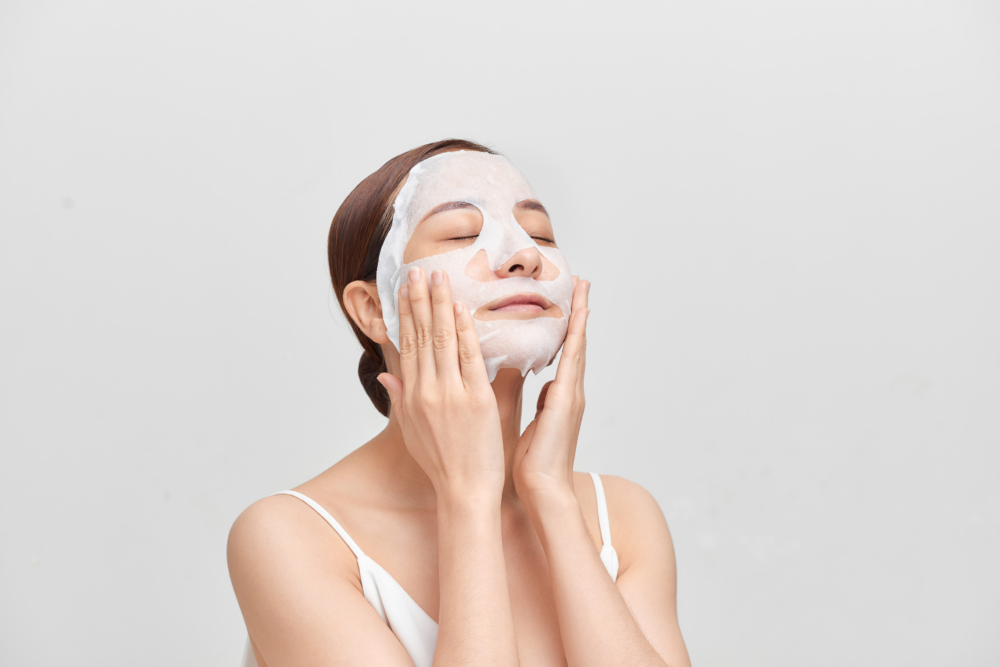 洗面後30秒到1分鐘內，馬上塗抹保濕乳液或面霜，含玻尿酸或甘油的產品，補水效果更好！